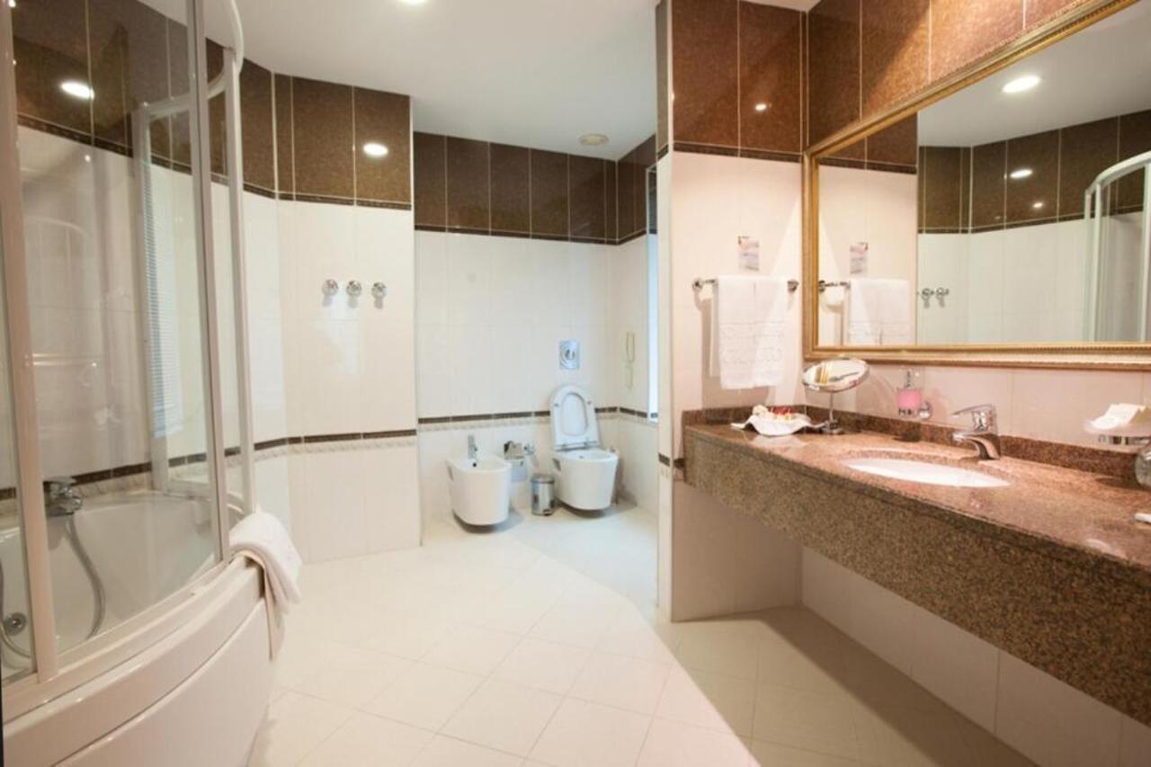 Grand Hotel Victory Aktau  Eksteriør billede A modern bathroom