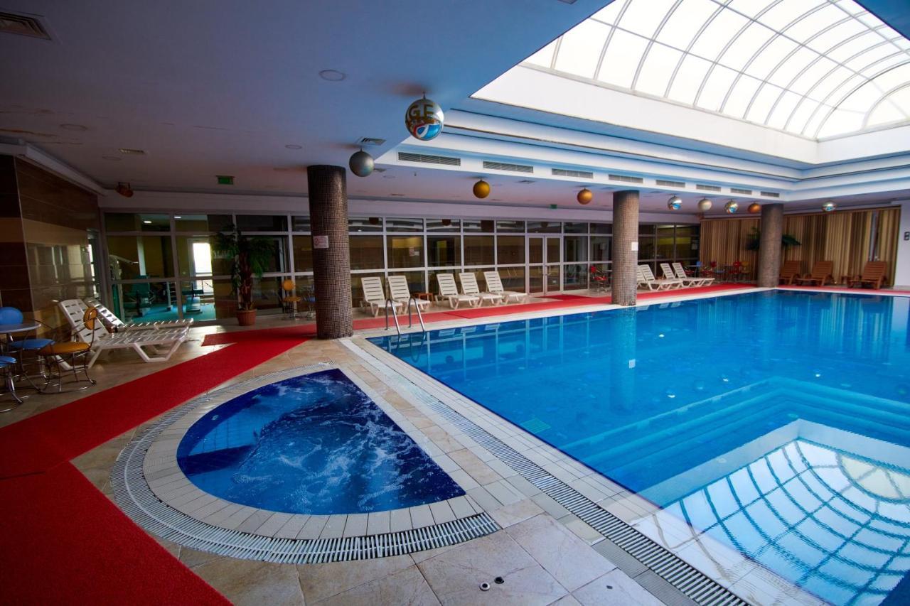 Grand Hotel Victory Aktau  Eksteriør billede Indoor swimming pool