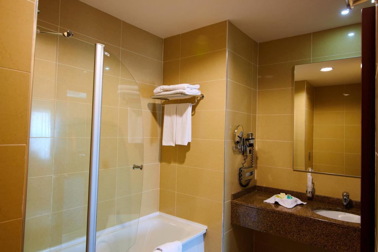Grand Hotel Victory Aktau  Eksteriør billede A shower door