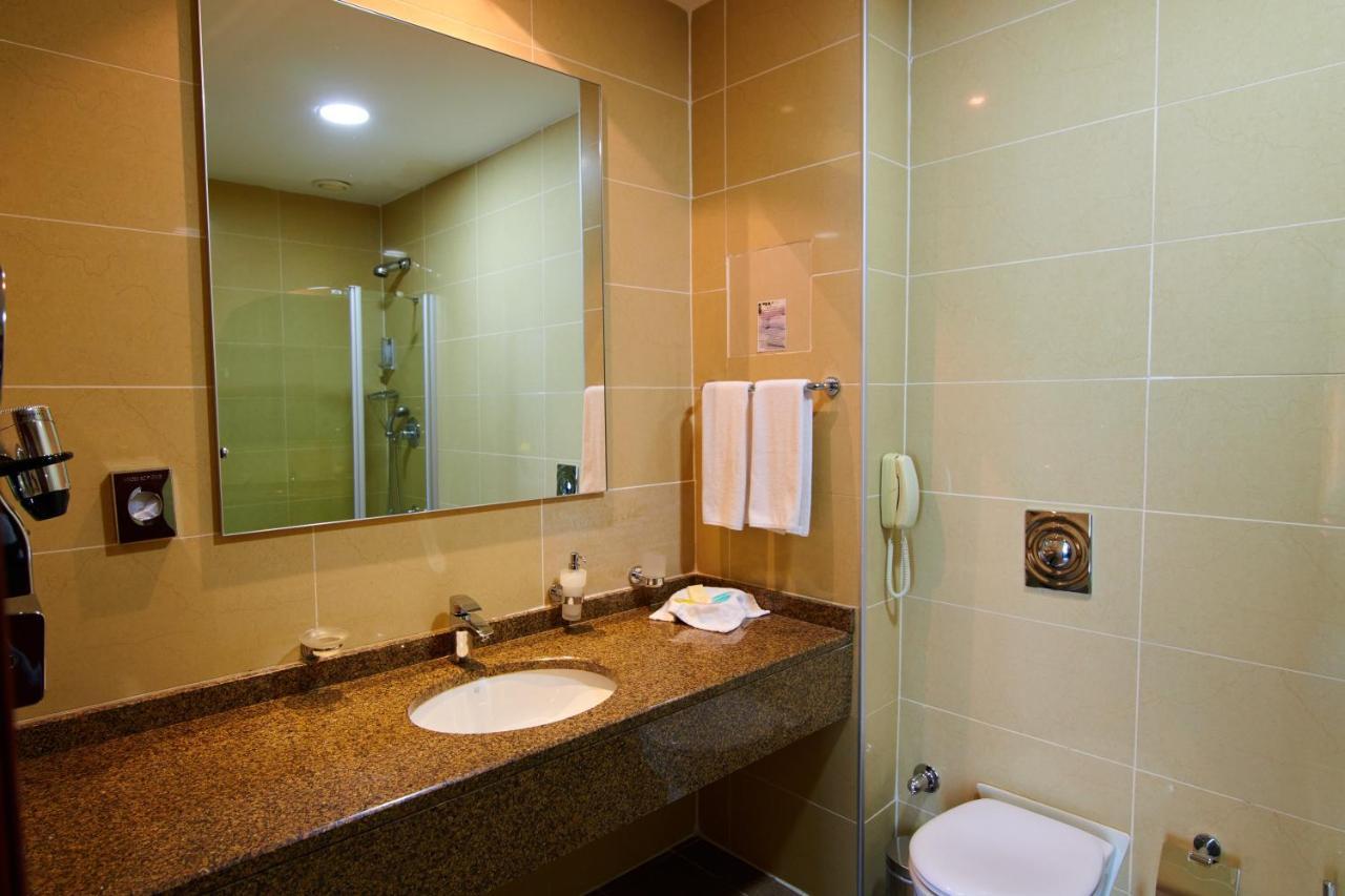 Grand Hotel Victory Aktau  Eksteriør billede Bathroom