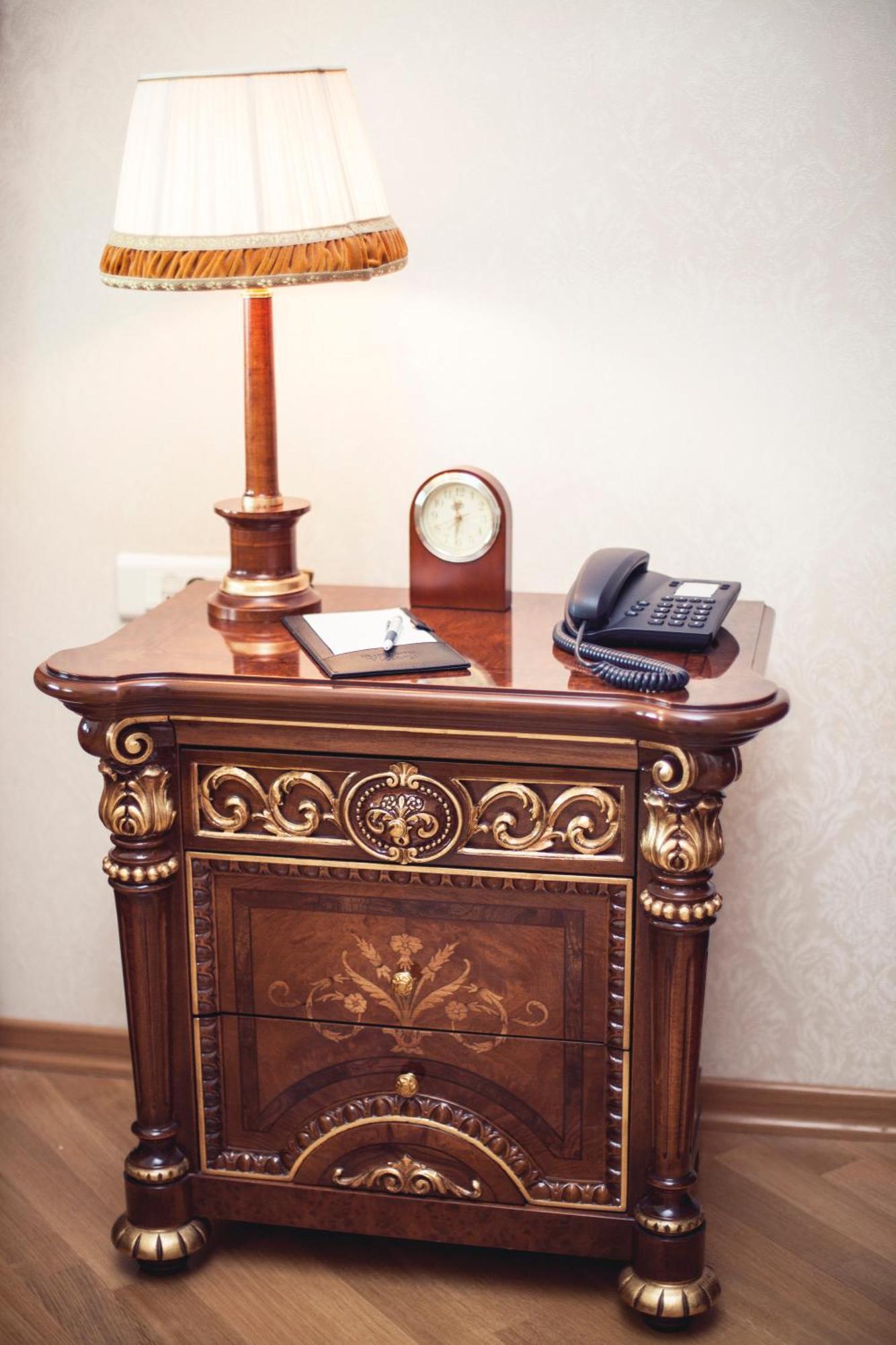 Grand Hotel Victory Aktau  Eksteriør billede A nightstand