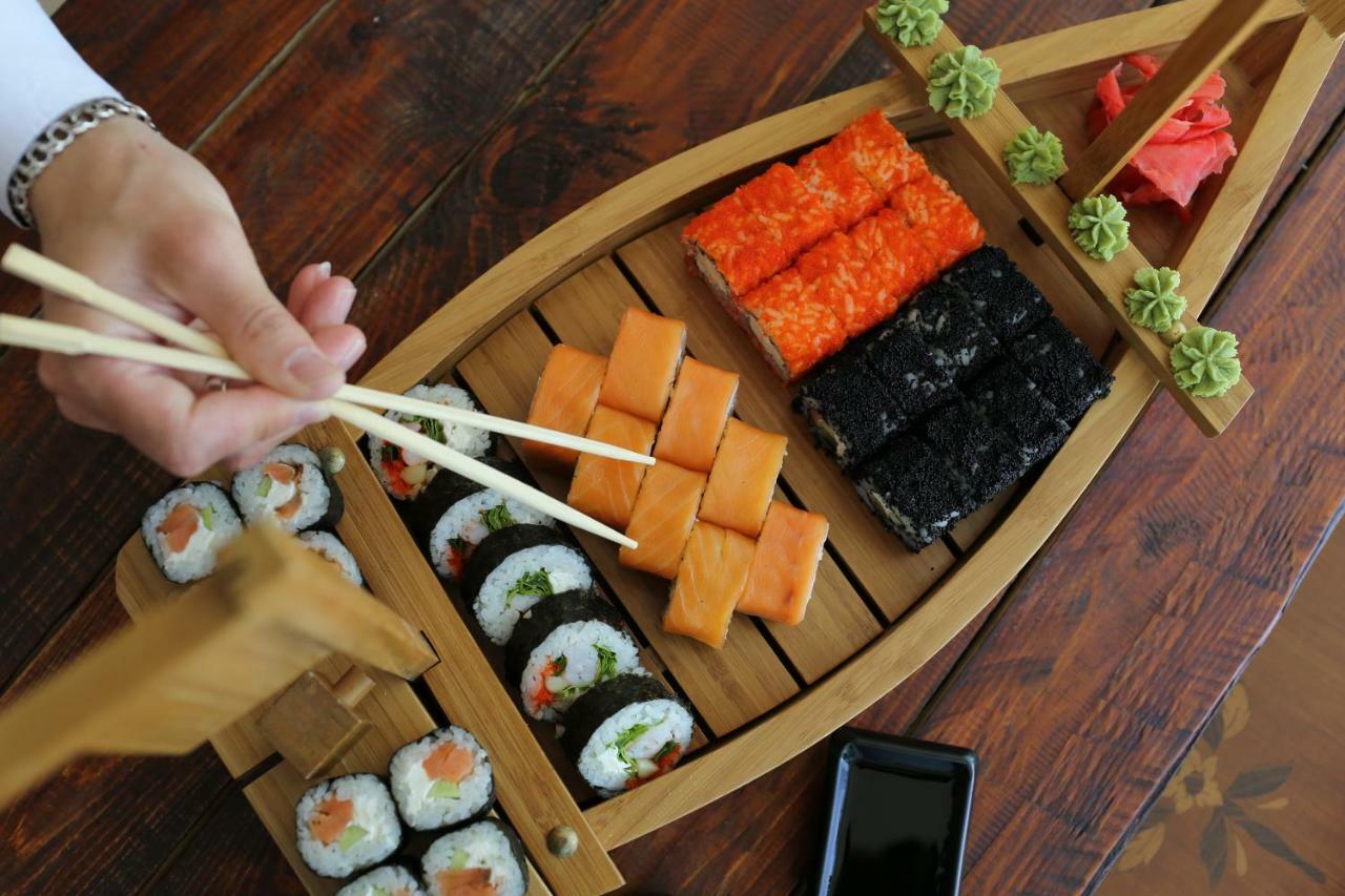 Grand Hotel Victory Aktau  Eksteriør billede Sushi